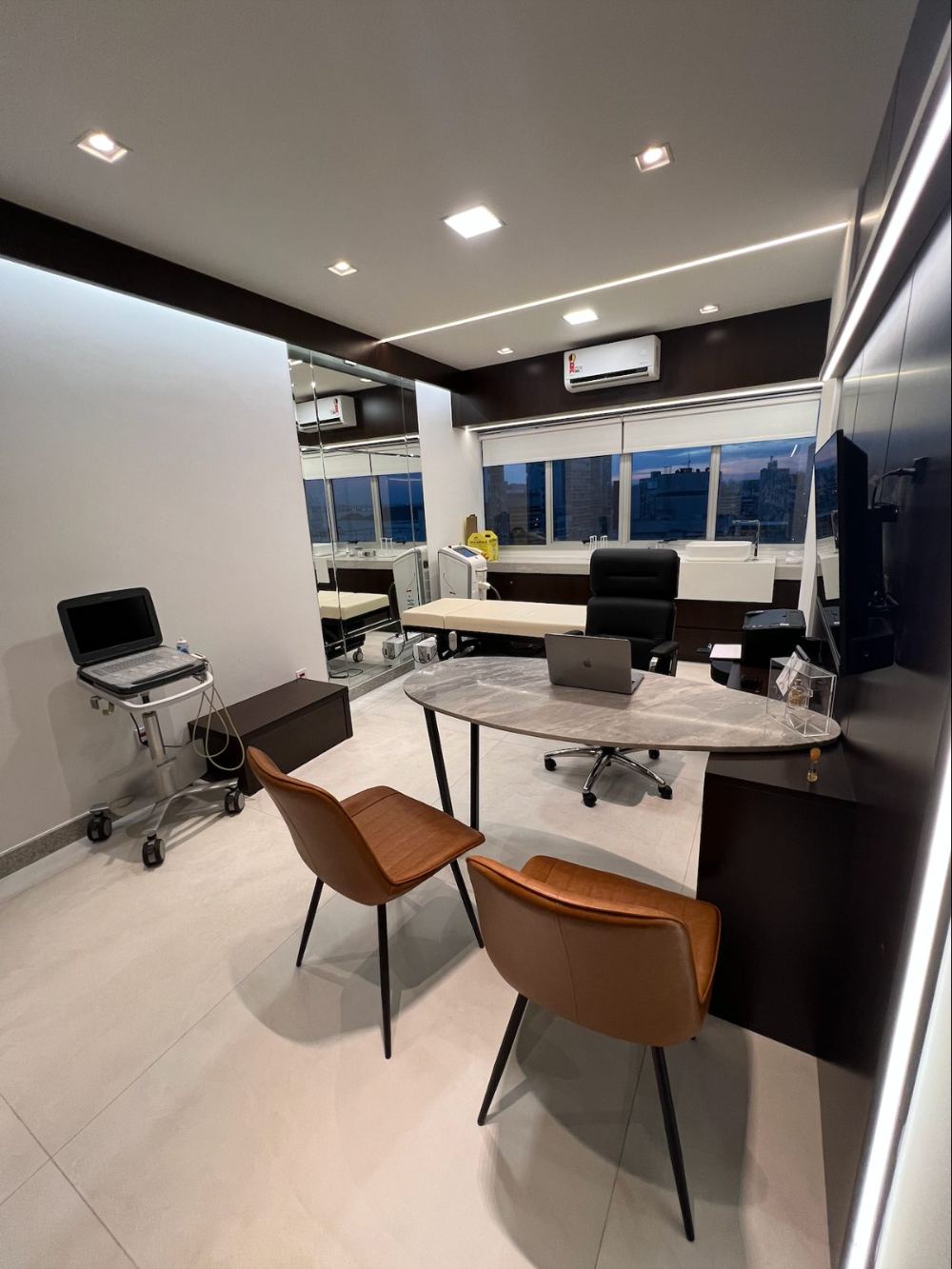 Consultório e sala de procedimentos com equipamento de ultrassom
